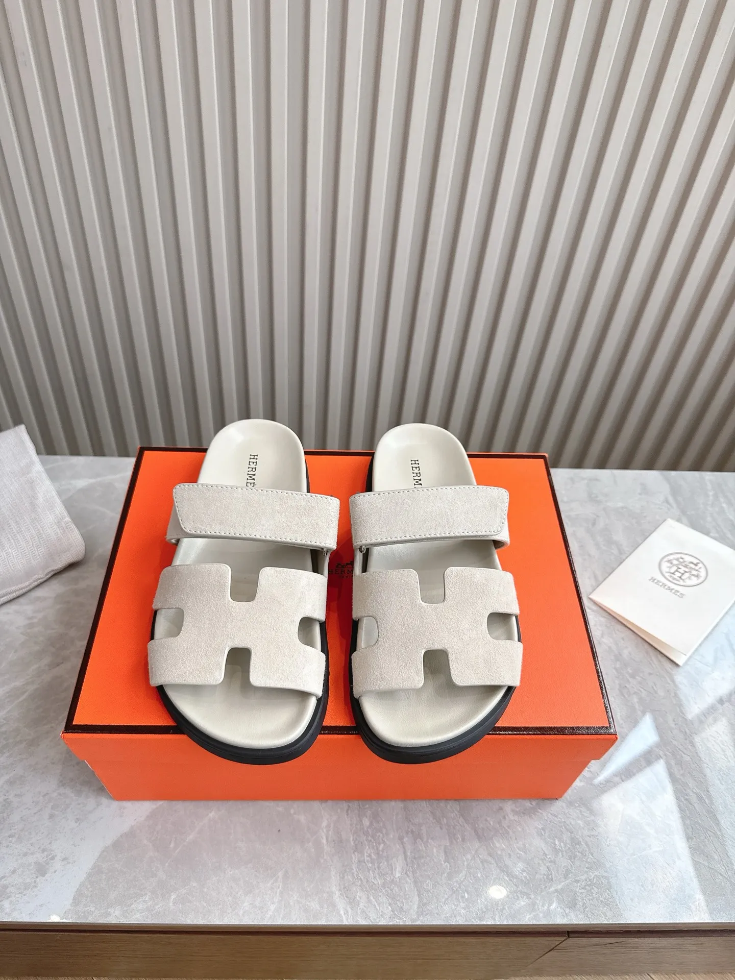 p480🐮🐮Couple model (top version) H family 2024 spring and summer new style HERMES Hermes' recently popular couple model pig nose angle sandals and slippers, paired with various colorful socks, popular. Upper: imported original deerskin (the genuine leather edging is not ordinary super migration). Lining: imported genuine leather. Outsole: Tpu non-slip and wear-resistant outsole. Size: Female 35-42 (40/42 non-returnable and non-exchangeable) Male size: 39-45 (45 non-refundable and non-exchangeable)